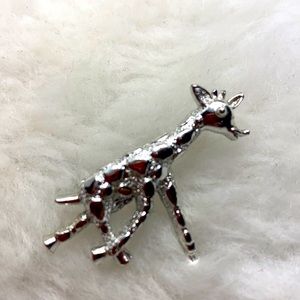 Giraffe Brooch Silvertone 1 1/2”